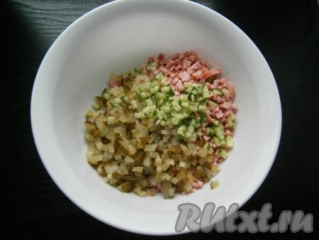 В салат добавить огурцы, нарезанные маленькими кубиками. Я взяла один свежий и один маринованный огурец.
