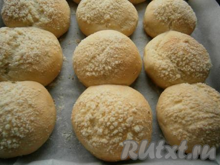 Выпекать булочки с шоколадом в разогретой до 180-190 градусов духовке 25-35 минут (до румяности).