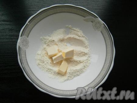 Приготовить штрейзель: смешать сахар с мукой, добавить холодное сливочное масло.