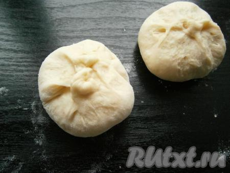 Края каждой лепешки тщательно соединить и сформировать круглые булочки.