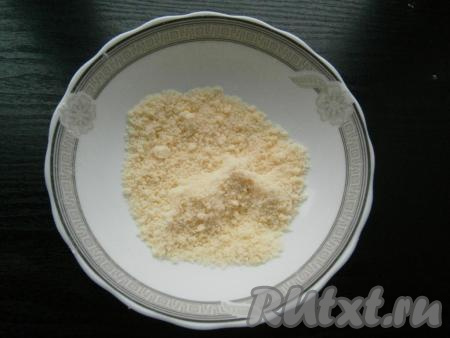 Растереть руками масло с сахаром и мукой в мелкую крошку и штрейзель готов.