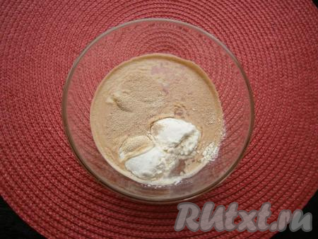 В теплую воду всыпать дрожжи, 1 столовую ложку сахара и 1 столовую ложку муки.