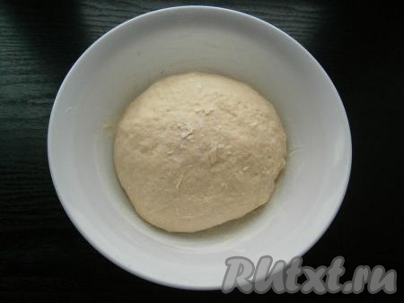 Замесить довольно мягкое тесто. Слишком долго вымешивать тесто и добавлять муку не нужно, оно должно быть чуть липким.