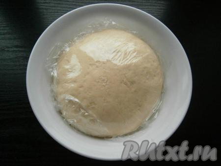 Тесто накрыть пленкой и оставить на 1 час в теплом месте. Подошедшее тесто обмять и оставить его еще на 1 час.