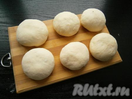 Дрожжевые булочки с шоколадом оставить в теплом месте, прикрыв пленкой, на 15 минут.