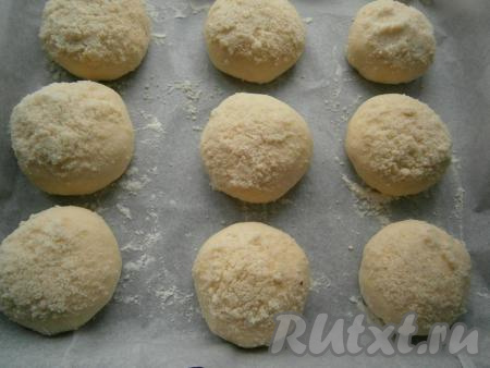 Далее каждую булочку сверху смазать теплым молоком и посыпать штрейзелем. На противень, застеленный пергаментом и чуть посыпанный мукой, выложить булочки на расстоянии 5-8 см друг от друга. Оставить булочки в теплом месте на 15 минут для расстойки.