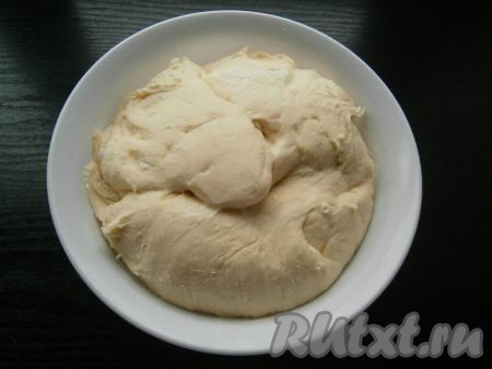 Подошедшее второй раз тесто снова немного обмять.