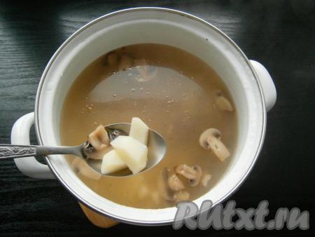 Залить картошку с грибами водой и поставить кастрюлю на огонь. Довести воду до кипения, посолить и варить картофель с шампиньонами 20 минут на небольшом огне под прикрытой крышкой.