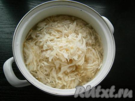 В кастрюлю с готовым картофелем и грибами добавить тонко нашинкованную капусту.&nbsp;
