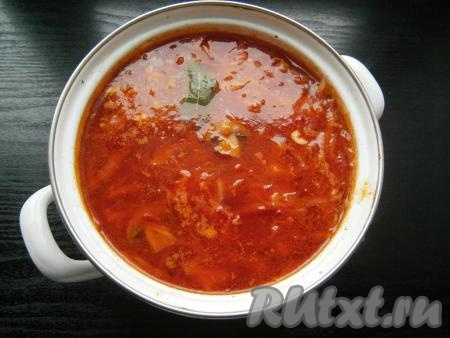 Довести до кипения, добавить содержимое сковороды, перемешать и варить постный борщ на слабом огне еще 5-7 минут, если нужно, досолить.&nbsp;