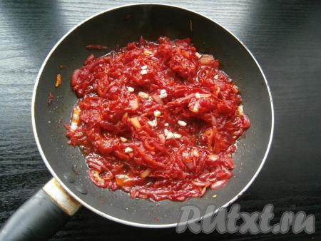 Обжарить овощи на среднем огне, помешивая, до мягкости, затем добавить томатную пасту и влить 100-150 мл горячего бульона из кастрюли. Перемешать содержимое сковороды, добавить немного соли и сахара, протушить на слабом огне минут 5, в конце тушения добавить измельченный чеснок, перемешать.