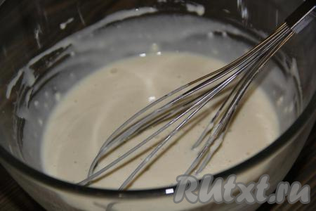 В глубокой миске соединить молоко, яйцо, соль и соду. Перемешать венчиком, а затем всыпать муку. Замесить однородное тесто, в конце влить растительное масло и хорошо перемешать. Тесто получится без комочков, не очень жидкое.