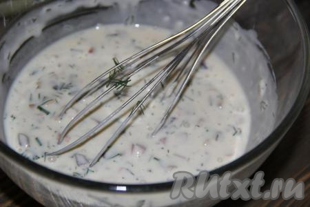 Добавить в блинное тесто шампиньоны, грудинку и зелень. Тщательно перемешать тесто.