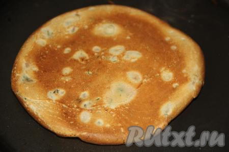 Жарить блины с шампиньонами с двух сторон до золотистого цвета на среднем огне.