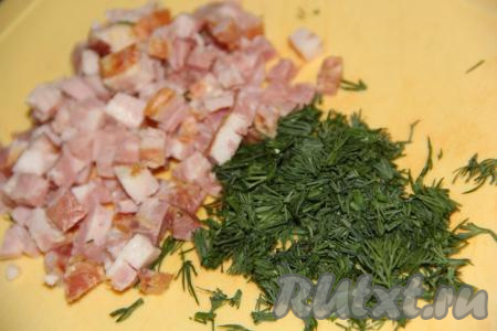 Грудинку мелко нарезать. Зелень вымыть, обсушить и мелко нарезать. Можно обойтись без грудинки и зелени - блины с шампиньонами получатся очень вкусными, но с добавлением грудинки блинчики получились восхитительными.