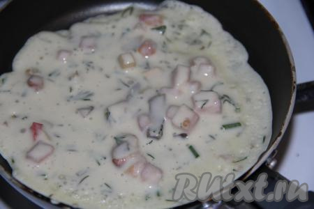 Сковороду хорошо разогреть и смазать растительным маслом перед жаркой первого блина (в дальнейшем можно не смазывать сковороду). Влить немного теста в сковороду и распределить его по поверхности.