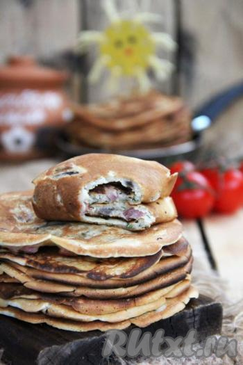 Подать блины с грибным припеком в горячем виде со сметанкой или маслицем. Попробуйте приготовить, рецепт очень простой, а блинчики получаются очень вкусными и к тому же еще и сытными.