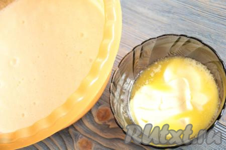 Сливочное масло растопить, охладить до тёплого состояния и добавить в общую массу, слегка взбить тесто.