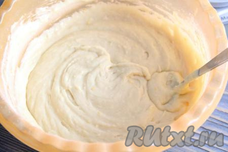 Перемешать тесто лопаткой или ложкой до однородного состояния. Консистенция теста получится воздушной и нежной, средней густоты.