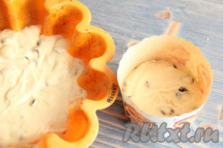 Разложить тесто по формам. Я выпекала в силиконовой и бумажной форме. Заполнить формы на 1/2 объёма.