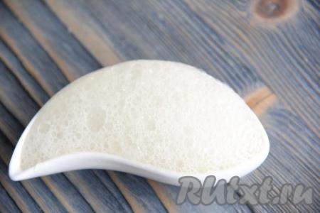 Соду погасить лимонным соком и добавить в тесто, перемешать.