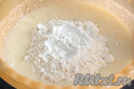 Затем всыпать&nbsp;муку.