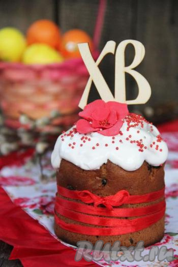 Выпекать бездрожжевые куличи в разогретой духовке при температуре 180 градусов, примерно, 50 минут, но время выпечки может зависеть от вашей духовки. Готовность кулича проверить сухой лучинкой (лучина должна остаться сухой при прокалывании готовой выпечки). Готовые пасхальные куличи хорошо остудить, а затем украсить по желанию. Я украсила белковой глазурью (для приготовления глазури 1 яичный белок&nbsp;слегка взбить, затем добавить 2 столовые ложки сахарной&nbsp;пудры, взбивать до стойких пиков, в конце взбивания добавить пару капель лимонного&nbsp;сока).&nbsp;