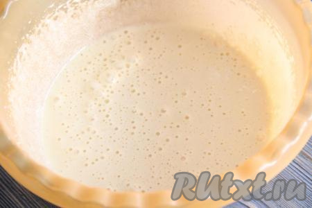 С помощью миксера взбить яйца с сахаром в течение нескольких минут. Затем добавить ряженку и ещё слегка взбить.