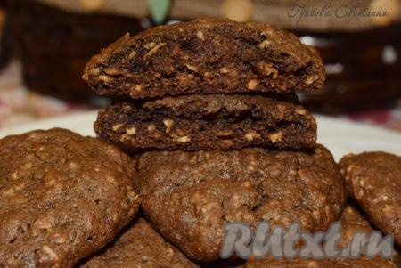 Ставим противень с печеньем в разогретую духовку и выпекаем при температуре 180 градусов, примерно, 12-15 минут. При выпечке овсяного шоколадного печенья я не рекомендую отлучаться от плиты, так как его легко пересушить, а этого нам не надо. Проверяем готовность, достав одну печенюшку и, дав ей немного остыть, пробуем на вкус и готовность.