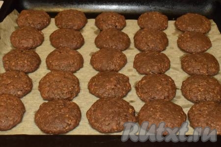 Если печенье сначала будет мягким, а в процессе остывания слегка застынет и станет хрустящим по краям, то все,&nbsp;оно готово и его можно смело вынимать из духовки.