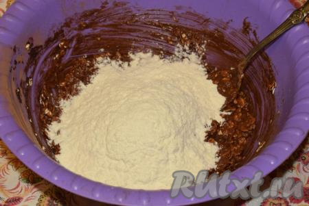 Перемешаем получившуюся массу до однородности, добавим муку и начинаем вначале ложкой замешивать тесто.