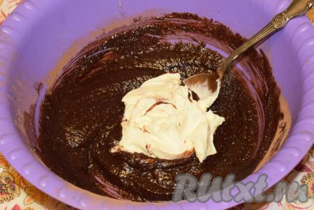 Добавим к шоколадной смеси сметану и перемешаем.