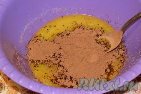 К смеси масла и сахара добавим какао и перемешаем до однородности.