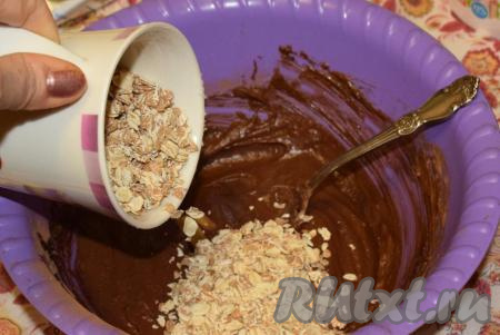 Всыпем к нашему будущему тесту овсяные хлопья.