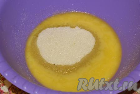 К растопленному маслу добавим сахар и перемешаем.