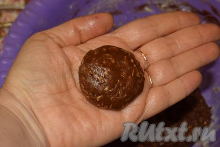 Из получившегося теста формируем овсяное печенье. Для этого руки смазываем растительным маслом и отщипываем небольшие кусочки теста размером с грецкий орех.