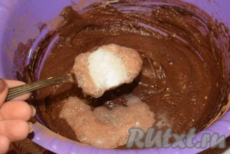 Затем добавим соду, погашенную уксусом.