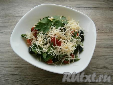 Выложить салат в салатник, посыпать сверху натертым на средней терке любым твердым сыром.