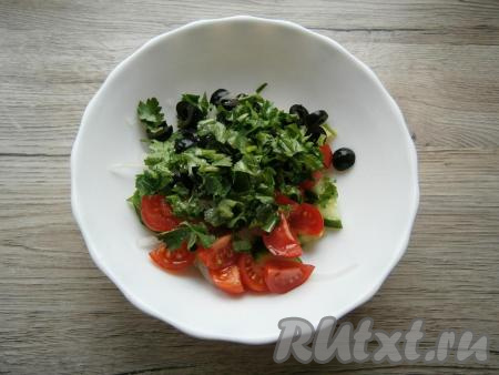 Петрушку измельчить и добавить в салат вместе с солью, лимонным соком, оливковым маслом,&nbsp;перцем и щепоткой сахара.