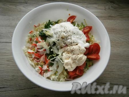 Добавить в салат нарезанный тонкими четвертинами очищенный репчатый лук, майонез и сметану, соль и чёрный молотый перец.