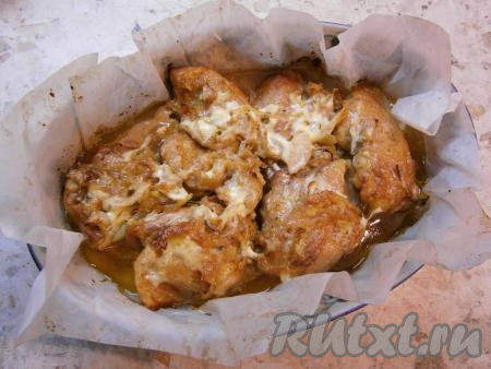 Сверху мясо немного смазать оставшимся майонезом, отправить в разогретую духовку и готовить шашлык из курицы 45-50 минут при температуре 190-200 градусов.