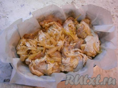 Далее добавить в мясо жидкий дым, перемешать.&nbsp;Форму для запекания застелить пергаментом, который нужно немного смазать растительным маслом. Выложить мясо плотно друг к другу вместе с луком в форму.