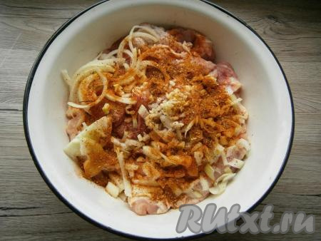 Щедро посыпать куриные бедра приправой для курицы и шашлыка.