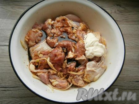 Влить соевый соус, добавить соль по вкусу, 1 столовую ложку майонеза.