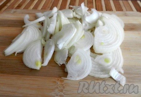 Очистить и нарезать лук на тонкие полукольца.