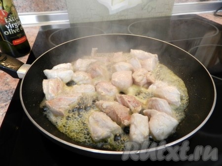 В сковороде разогреть растительное масло, выложить кусочки свинины, обжарить на огне выше среднего в течение 3-4 минут, достаточно часто переворачивая кусочки мяса.