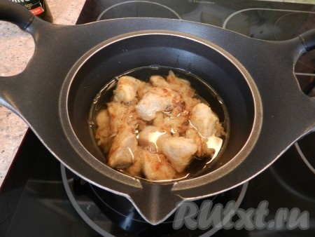 Если вы готовили в глубокой сковороде, тогда в ней можно и продолжить готовить. Я решила переложить содержимое сковороды в кастрюлю. Залить мясо с луком водой (вода должна быть сантиметра на 2 выше свинины), довести до кипения, уменьшить огонь, накрыть крышкой и готовить 50-60 минут (до мягкости свинины).