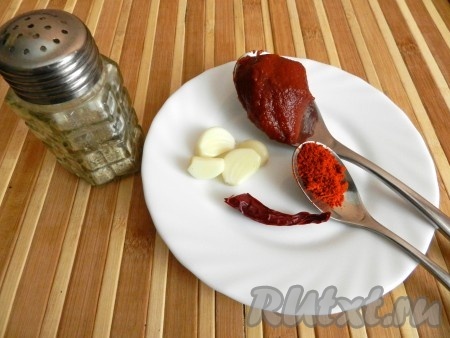 Зубчики чеснока очистить. В качестве специй я использовала чёрный молотый перец, 1 чайную ложку сладкой молотой паприки, кусочек острого перца. Вы же можете использовать специи по своему вкусу.