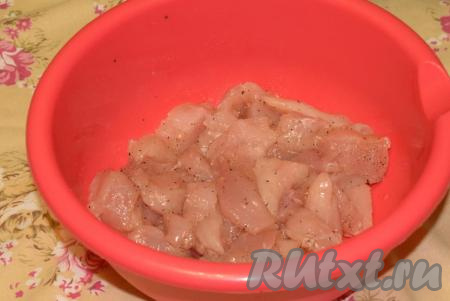 Дать пропитаться куриному филе, примерно, 15 минут при комнатной температуре.