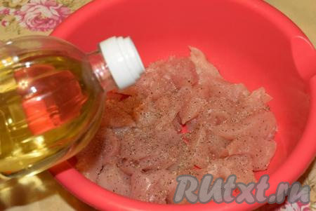 Влить одну чайную ложку растительного масла и перемешать мясо.Дать пропитаться куриному филе, примерно, 15 минут при комнатной температуре.